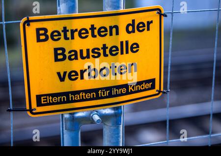 Schwerin, Deutschland. Dezember 2024. Ein Warnschild für Baustellen hängt am Zaun vor einem historischen Lagerhaus in der Innenstadt, das derzeit in ein Wohngebäude umgewandelt wird. Bis Ende 2025 wird das Backsteingebäude sowohl altersgerechte Gemeinschafts- als auch Appartements beherbergen. Quelle: Jens Büttner/dpa/Alamy Live News Stockfoto