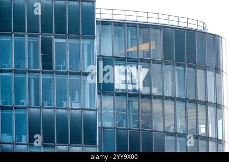 Düsseldorf 20.12.2024 Logo Schriftzug Leuchtreklame EY Ernst & Young Wirtschaftsprüfung Steuerberatung Wirtschaftprüfer Steuerberater Wirecard Bürohochhaus Graf-Adolf-Platz GAP1 Düsseldorf Nordrhein-Westfalen Deutschland *** Düsseldorf 20 12 2024 Logo Schriftzug Neonschild EY Ernst Young Wirtschaftsprüfung Steuerberatung Wirtschaftsprüfer Steuerberater Wirecard Büroturm Graf Adolf Platz GAP1 Düsseldorf Nordrhein-Westfalen Deutschland Stockfoto