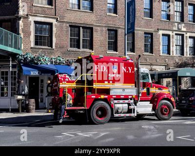 Der FDNY Plant Ops Truck, der vom Bureau of Plant Operations der New York City Feuerwehr zur Unterstützung und Installation der Kommunikation der Abteilung eingesetzt wird Stockfoto