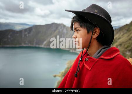 Porträt von Jefferson Herrera mit seinem Alpaka, Quilotoa See, Provinz Cotopaxi, Ecuador Stockfoto