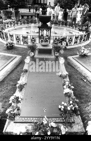 Memphis, Tennessee, USA, cca. 1994. Das Grab von Elvis Presley auf dem Gelände von Graceland. Stockfoto