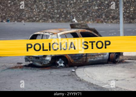 Auto verbrannt von einem Pyromanen mit einem Polizeiband mit der Aufschrift in bosnischer 'POLICIJA STOP'. Stockfoto