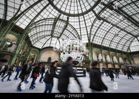 Paris, Frankreich. Dezember 2024. Schlittschuhfans laufen am 20. Dezember 2024 auf einer riesigen Eislaufbahn im Grand Palais in Paris. Foto: Firas Abdullah/ABACAPRESS. COM Credit: Abaca Press/Alamy Live News Stockfoto