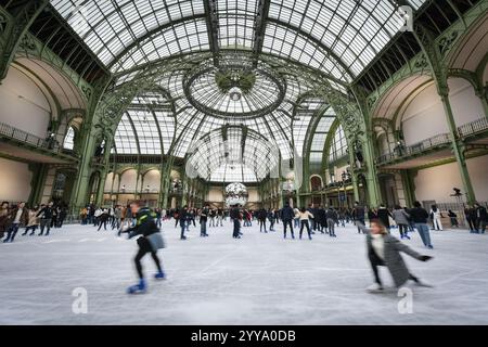 Paris, Frankreich. Dezember 2024. Schlittschuhfans laufen am 20. Dezember 2024 auf einer riesigen Eislaufbahn im Grand Palais in Paris. Foto: Firas Abdullah/ABACAPRESS. COM Credit: Abaca Press/Alamy Live News Stockfoto