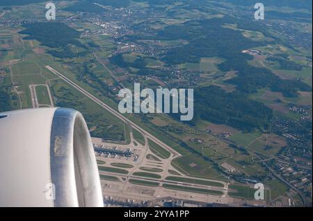 26.05.2017, Zuerich Schweiz, Europa - Blick von oben aus einem startenden Flugzeug auf ein Triebwerk und den Flughafen Zuerich mit Start- und Landebahnen. *** 26 05 2017, Zürich Schweiz, Europa Ansicht von oben aus einem Flugzeug, das auf einen Triebwerk abhebt, und dem Flughafen Zürich mit Start- und Landebahnen Stockfoto