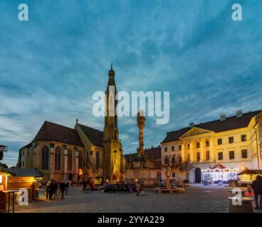 Sopron (Ödenburg): Ziegenkirche, Dreifaltigkeitssäule, Platz Fö ter, Weihnachtsmarkt in Györ-Moson-Sopron, Ungarn Stockfoto