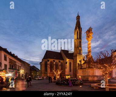 Sopron (Ödenburg): Ziegenkirche, Dreifaltigkeitssäule, Platz Fö ter, Weihnachtsmarkt in Györ-Moson-Sopron, Ungarn Stockfoto