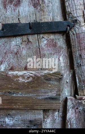 Detail einer alten Wand aus Holzresten. Es hat ein Scharnier und viele Texturen. Schönes Bild für Hintergründe Stockfoto