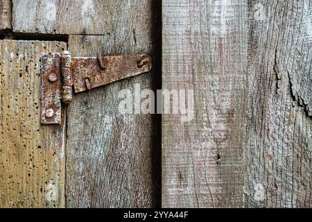 Detail einer alten Wand aus Holzresten. Es hat ein Scharnier und viele Texturen. Schönes Bild für Hintergründe Stockfoto