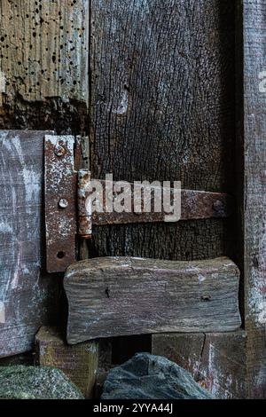 Detail einer alten Wand aus Holzresten. Es hat ein Scharnier und viele Texturen. Schönes Bild für Hintergründe Stockfoto