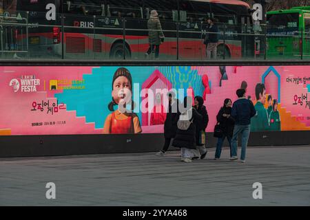 Seoul, Südkorea. Dezember 2024. Am 20. Dezember 2024 laufen die Leute an einer Plakatwand für Netflix's neue Saison „Squid Game“ in Seoul, Südkorea, vorbei. „Squid Game“ wird am 26. Dezember auf Netflix Premiere feiert. (Foto: Kichul Shin/NurPhoto) Credit: NurPhoto SRL/Alamy Live News Stockfoto