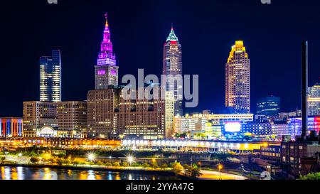 Die Skyline von Cleveland, Ohio bei Nacht Stockfoto