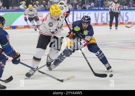 GER, Berlin, DEL, Eishockey, Eisbaren Berlin vs Loewen Frankfurt, Spielzeit 2024/2025, in der UBER Arena, 20.12.2024, im Bild v.l.: Chris Wilkie Loewen Frankfurt, Elias Schneider Eisbaeren Berlin, 81, Zweikampf, Action, Kampf, kaempft um den Puck, *** DE, Berlin, DEL, Eishockey, Eisbaren Berlin vs Loewen Frankfurt, Spielzeit 2024 2025, in der UBER Arena, 20 12 2024, im Bild V l Chris Wilkie Loewen Frankfurt , Elias Schneider Eisbaeren Berlin, 81 , Zweikampf, Action, Kampf, kaempft um den Puck, Copyright: HMBxMedia/UwexKoch Stockfoto