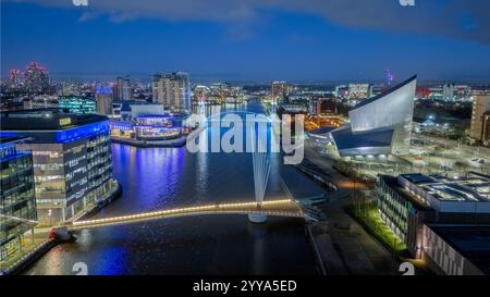 Salford Quays, Manchester, England. Ariel Blick auf die Salford Quays, die Uferpromenade, das Imperial war Museum, die BBC Studios und die Lowry. Skyline von Manchester. Stockfoto