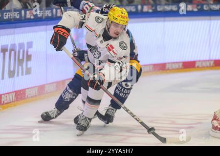 GER, Berlin, DEL, Eishockey, Eisbaren Berlin vs Loewen Frankfurt, Spielzeit 2024/2025, in der UBER Arena, 20.12.2024, im Bild v.l.: Sebastian Cimmerman Loewen Frankfurt, Elias Schneider Eisbaeren Berlin, 81, Zweikampf, Action, Kampf, kaempft um den Puck, *** DE, Berlin, DEL, Eishockey, Eisbaren Berlin vs Loewen Frankfurt, Spielzeit 2024 2025, in der UBER Arena, 20 12 2024, im Bild V l Sebastian Cimmerman Loewen Frankfurt , Elias Schneider Eisbaeren Berlin, 81 , Zweikampf, Action, Kampf, kaempft um den Puck, Copyright: HMBxMedia/UwexKoch Stockfoto