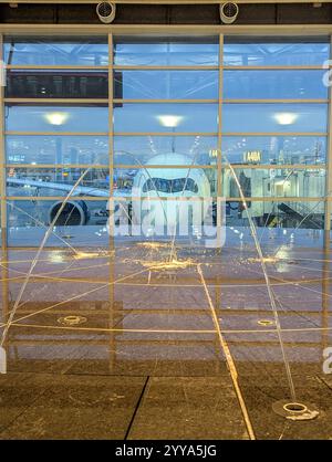 Detroit, MI - 19. Dezember 2024: Berühmter Brunnen am Flughafen Detroirt Stockfoto