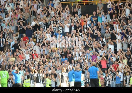 Newcastle vereinte die Auswärtsfans in Molineux. Barclays Premier League - Wolverhampton Wanderers gegen Newcastle United Stockfoto