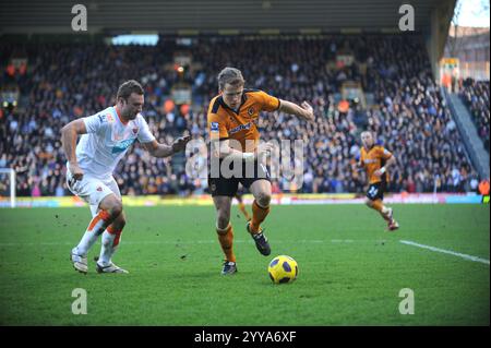 Christophe Berra von Wolverhampton Wanderers und Ian Evatt von Blackpool. Barclays Premier League - Wolverhampton Wanderers - Blackpool Stockfoto