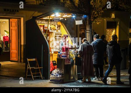 Braten-Kastanienhändler in den Straßen von Madrid, Spanien. Stockfoto