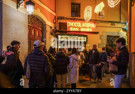 Überfüllte Straße im Schokoladenladen San Ginés, Café, Bar, berühmt für heiße Schokolade und Churros, Madrid, Spanien Stockfoto