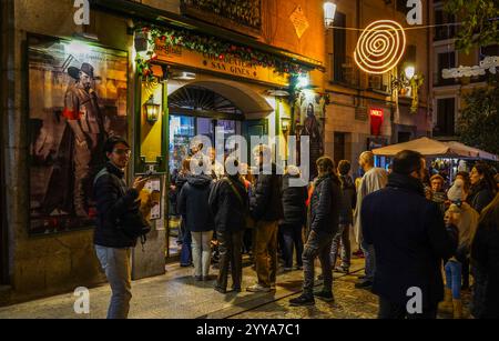 Überfüllte Straße im Schokoladenladen San Ginés, Café, Bar, berühmt für heiße Schokolade und Churros, Madrid, Spanien Stockfoto