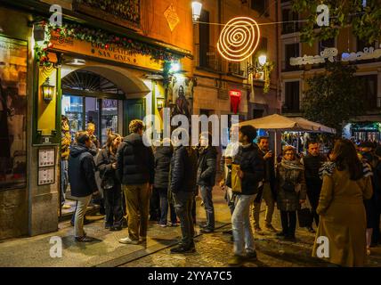 Überfüllte Straße im Schokoladenladen San Ginés, Café, Bar, berühmt für heiße Schokolade und Churros, Madrid, Spanien Stockfoto