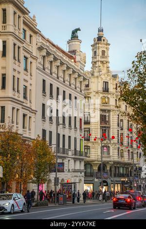 Gran Via von Madrid, mit alten Gebäuden. Madrid, Spanien. Stockfoto