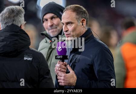 Oliver Mintzlaff (Aufsichtsratsvorsitzender, RB Leipzig) beiim Fernseh - Interview mit Sat.1 vor der Partie. GER, FC Bayern München gegen RB Leipzig, Fussball, Bundesliga, 15. Spieltag, Spielzeit 2024/2025, 20.12.2024. (DIE DFL-DFB-VORSCHRIFTEN VERBIETEN DIE VERWENDUNG VON FOTOS ALS BILDSEQUENZEN UND/ODER QUASI-VIDEO). Foto: Eibner-Pressefoto/Heike Feiner Stockfoto
