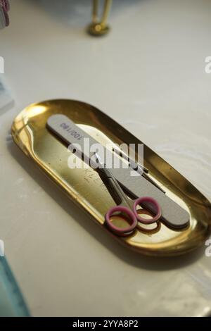 Manikürwerkzeuge und -Ausrüstung, Schere, Nagelfeile und Feder auf dem Tisch. Thema Gesundheit und Körperpflege. Kopierbereich Stockfoto