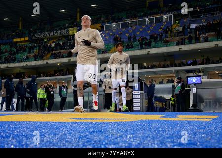 Verona, Italien. Dezember 2024. Vor dem Spiel in Aktion während des Fußballspiels der Serie A zwischen Hellas Verona und Mailand im Stadion Marcantonio Bentegodi, Nord-Est Italien - Freitag, 20. Dezember 2024. Sport - Fußball (Foto: Paola Garbuio /Lapresse) Credit: LaPresse/Alamy Live News Stockfoto