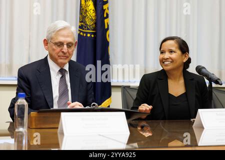 Portland, USA. Dezember 2024. Bundesstaatsanwalt Merrick B. Garland besuchte Portland, Oregon am 20. Dezember 2024, um sich mit Natalie K. Wight und vielen anderen lokalen und bundesstaatlichen Strafverfolgungsbehörden zu treffen. (Foto: John Rudoff/SIPA USA) Credit: SIPA USA/Alamy Live News Stockfoto