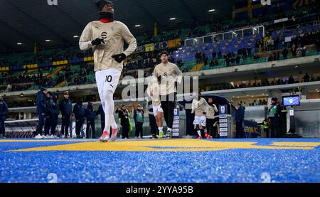 Verona, Italien. Dezember 2024. Vor dem Spiel in Aktion während des Fußballspiels der Serie A zwischen Hellas Verona und Mailand im Stadion Marcantonio Bentegodi, Nord-Est Italien - Freitag, 20. Dezember 2024. Sport - Fußball (Foto: Paola Garbuio /Lapresse) Credit: LaPresse/Alamy Live News Stockfoto