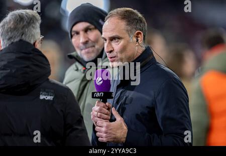 München, Deutschland. Dezember 2024. Oliver Mintzlaff (Aufsichtsratsvorsitzender, RB Leipzig) beiim Fernseh - Interview mit Sat.1 vor der Partie. GER, FC Bayern München gegen RB Leipzig, Fussball, Bundesliga, 15. Spieltag, Spielzeit 2024/2025, 20.12.2024. (DIE DFL-DFB-VORSCHRIFTEN VERBIETEN DIE VERWENDUNG VON FOTOS ALS BILDSEQUENZEN UND/ODER QUASI-VIDEO). Foto: Eibner-Pressefoto/Heike feiner Credit: dpa/Alamy Live News Stockfoto