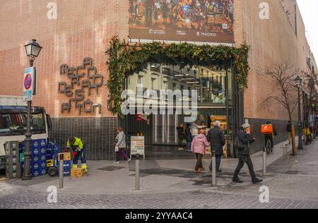 Überdachter Markt von San Anton mit weihnachtsdekoration, Madrid, Spanien Stockfoto