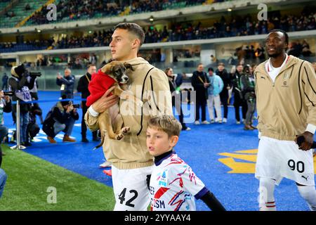 Verona, Italien. Dezember 2024. Starte das Spiel in Aktion während des Fußballspiels der Serie A zwischen Hellas Verona und Mailand im Stadion Marcantonio Bentegodi in Nord-Est-Italien - Freitag, den 20. Dezember 2024. Sport - Fußball (Foto: Paola Garbuio /Lapresse) Credit: LaPresse/Alamy Live News Stockfoto
