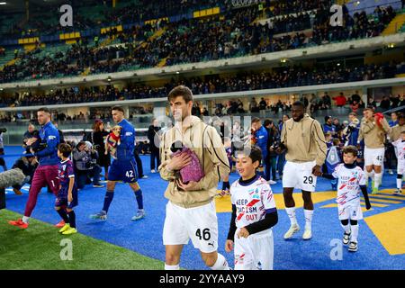 Verona, Italien. Dezember 2024. Starte das Spiel in Aktion während des Fußballspiels der Serie A zwischen Hellas Verona und Mailand im Stadion Marcantonio Bentegodi in Nord-Est-Italien - Freitag, den 20. Dezember 2024. Sport - Fußball (Foto: Paola Garbuio /Lapresse) Credit: LaPresse/Alamy Live News Stockfoto