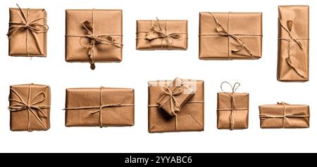 Zehn braune Pakete mit Schnur auf transparentem Hintergrund Stockfoto
