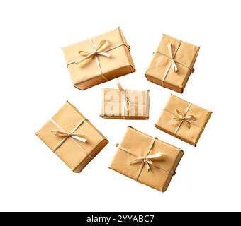 Sechs Geschenkboxen, die in braunes Papier gewickelt sind, mit beigefarbenem Band auf transparentem Hintergrund gebunden Stockfoto