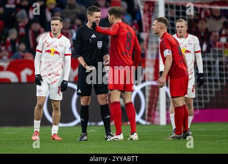 Leon Goretzka (FC Bayern München, #8) und Joshua Kimmich (FC Bayern München, #6) in Diskussion mit Daniel Siebert (Schiedsrichter). GER, FC Bayern München gegen RB Leipzig, Fussball, Bundesliga, 15. Spieltag, Spielzeit 2024/2025, 20.12.2024. (DIE DFL-DFB-VORSCHRIFTEN VERBIETEN DIE VERWENDUNG VON FOTOS ALS BILDSEQUENZEN UND/ODER QUASI-VIDEO). Foto: Eibner-Pressefoto/Heike Feiner Stockfoto