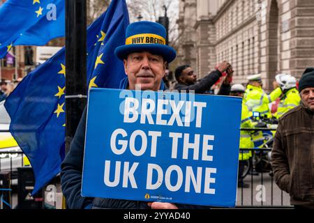 Der politische Aktivist und Anti-Brexit-Aktivist Steve Bray protestiert vor den Houses of Parliament in London, Großbritannien. Stockfoto