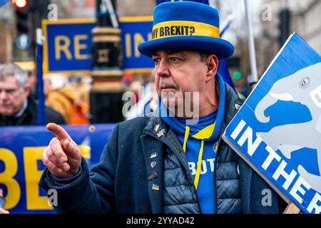 Der politische Aktivist und Anti-Brexit-Aktivist Steve Bray protestiert vor den Houses of Parliament in London, Großbritannien. Stockfoto