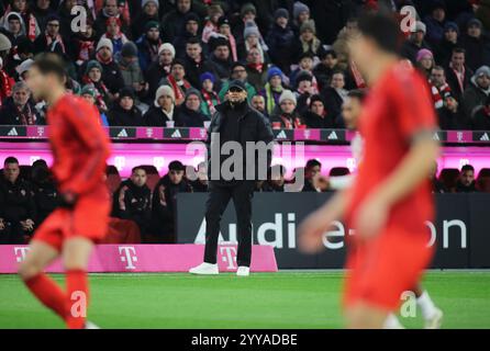 München, Deutschland, 20. Dezember 2024: Fussball, Herren, Bundesliga, Saison 2024/2025, FC Bayern München - RB Leipzig, Allianz Arena Vincent Kompany, Trainer (FC Bayern München) an der Seitenlinie stehen DFB, DFL-Vorschriften verbieten jede Verwendung von Fotografien als Bildsequenzen und/oder Quasi-Video Stockfoto