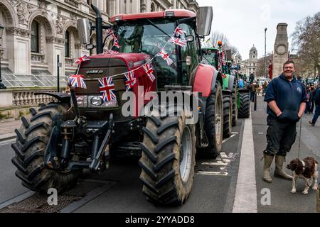 Bauern, die über die neuen Steueränderungen der Regierung verärgert sind, bringen ihre Traktoren nach Whitehall, um 600 Eine Traktorparade in Westminster, London, Großbritannien, zu veranstalten. Stockfoto
