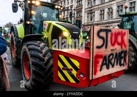 Bauern, die über die neuen Steueränderungen der Regierung verärgert sind, bringen ihre Traktoren nach Whitehall, um 600 Eine Traktorparade in Westminster, London, Großbritannien, zu veranstalten. Stockfoto