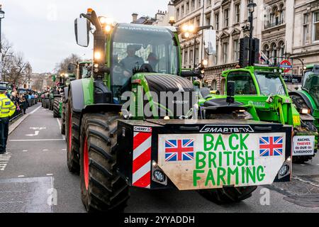 Bauern, die über die neuen Steueränderungen der Regierung verärgert sind, bringen ihre Traktoren nach Whitehall, um 600 Eine Traktorparade in Westminster, London, Großbritannien, zu veranstalten. Stockfoto