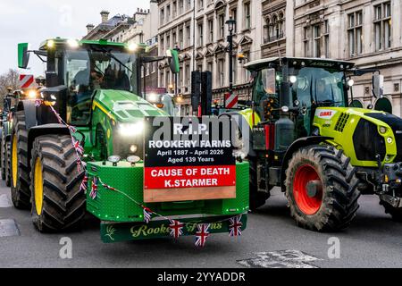 Bauern, die über die neuen Steueränderungen der Regierung verärgert sind, bringen ihre Traktoren nach Whitehall, um 600 Eine Traktorparade in Westminster, London, Großbritannien, zu veranstalten. Stockfoto