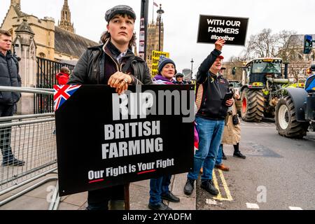 Landwirte und ihre Unterstützer, die über die neuen Änderungen der Erbschaftssteuer der Regierung wütend sind, demonstrieren vor den Houses of Parliament in London, Großbritannien. Stockfoto