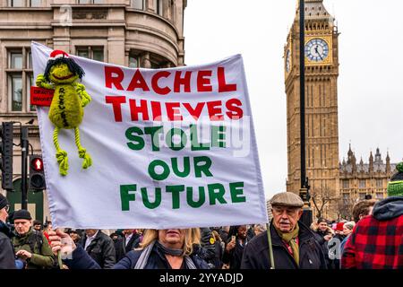 Landwirte und ihre Unterstützer, die über die neuen Änderungen der Erbschaftssteuer der Regierung wütend sind, demonstrieren vor den Houses of Parliament in London, Großbritannien. Stockfoto