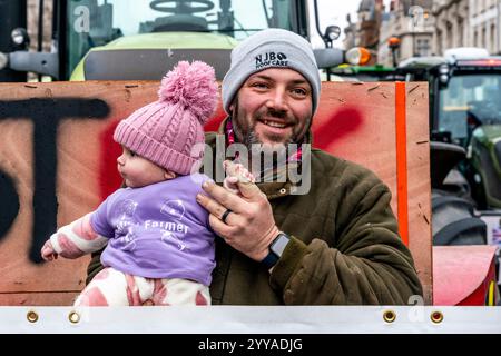 Landwirte und ihre Familien, die über die neuen Änderungen der Erbschaftssteuer der Regierung wütend sind, demonstrieren vor den Houses of Parliament in London, Großbritannien. Stockfoto