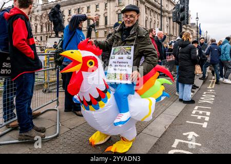 Landwirte und ihre Unterstützer, die über die neuen Änderungen der Erbschaftssteuer der Regierung wütend sind, demonstrieren vor den Houses of Parliament in London, Großbritannien. Stockfoto